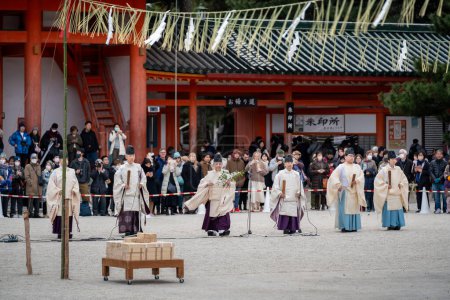 Téléchargez les photos : Kyoto, Japon - 3 février 2024 : Heian Jingu Shrine Setsubun festival. Cérémonie rituelle traditionnelle shintoïste japonaise. - en image libre de droit