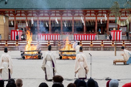 Téléchargez les photos : Kyoto, Japon - 3 février 2024 : Heian Jingu Shrine Setsubun festival. Cérémonie rituelle traditionnelle shintoïste japonaise. - en image libre de droit