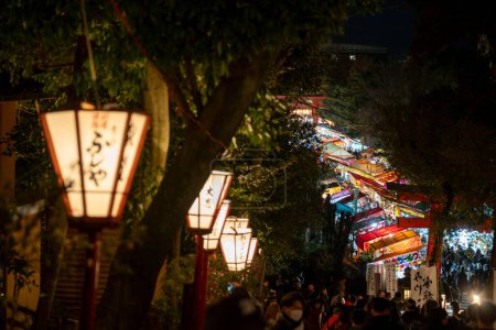Téléchargez les photos : Kyoto, Japon - 2 février 2024 : Yoshida Shrine Setsubun matsuri festival. Vendeur de rue traditionnel japonais la nuit. - en image libre de droit