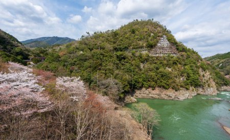 Foto de Flores de cerezo en Kyoto, Japón. Río Hozugawa, desfiladero de Hozu. - Imagen libre de derechos