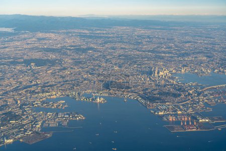 Téléchargez les photos : Vue aérienne de la ville de Yokohama, de la ville de Kawasaki et de la ville d'Ota au lever du soleil avec un fond bleu ciel, Tokyo, Japon - en image libre de droit