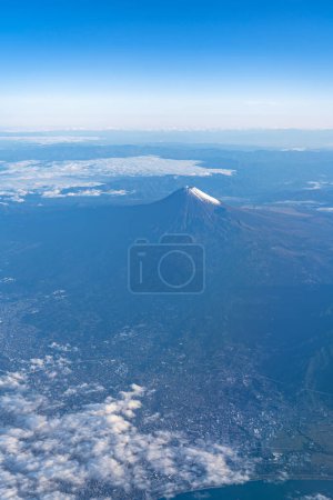 Téléchargez les photos : Une vue aérienne rapprochée du mont Fuji (Mt. Fuji) et le ciel bleu. Paysages du parc national de Fuji-Hakone-Izu. Préfecture de Shizuoka, Japon - en image libre de droit