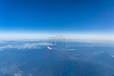Eine Vogelperspektive Nahaufnahme des Berges Fuji (Mt. Fuji) und blauem Himmel. Landschaften des Fuji-Hakone-Izu Nationalparks. Präfektur Shizuoka, Japan