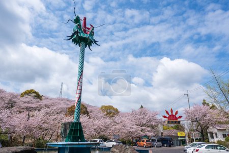 Foto de Mitoyo, Kagawa, Japón - 9 de abril de 2024: Puerta del Parque Asahiyama Shinrin (Mt. Asahi Forest Park ). Flores de cerezo en plena floración en la isla de Shikoku. - Imagen libre de derechos