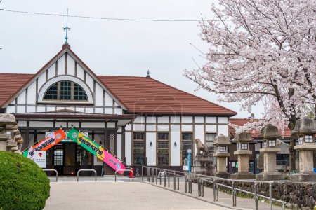 Téléchargez les photos : Kagawa, Japon - 7 avril 2024 : Station Kotohira. Fleurs de cerisier en pleine floraison sur l'île de Shikoku. - en image libre de droit