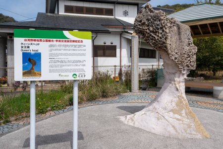 Foto de Mina, Yamaguchi, Japón - 6 de abril de 2024: Monumento a la réplica de la cabeza de la reina del Parque Geológico de Taiwán Yehliu. Conmemorando la celebración del acuerdo de intercambio académico, Mine City, Japón. - Imagen libre de derechos