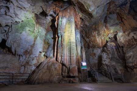 Foto de Stalactita llamada "Pilar de Oro" dentro de la cueva de Akiyoshido. Parque Nacional Akiyoshidai. Yamaguchi, Japón. - Imagen libre de derechos