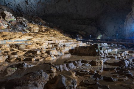Foto de Cueva de Akiyoshido. Una cueva solutional dentro del Parque Nacional Akiyoshidai, Yamaguchi, Japón. - Imagen libre de derechos