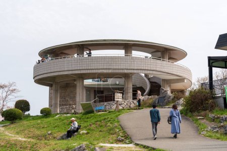 Téléchargez les photos : Yamaguchi, Japon - 6 avril 2024 : Akiyoshidai Karst Plateau Observation Deck. Akiyoshidai Quasi-National Park. - en image libre de droit