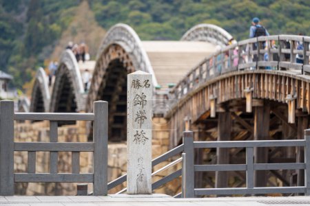 Le pont Kintai. Iwakuni, préfecture de Yamaguchi, Japon. Traduction : "Le site national de la beauté des paysages, pont Kintaikyo."