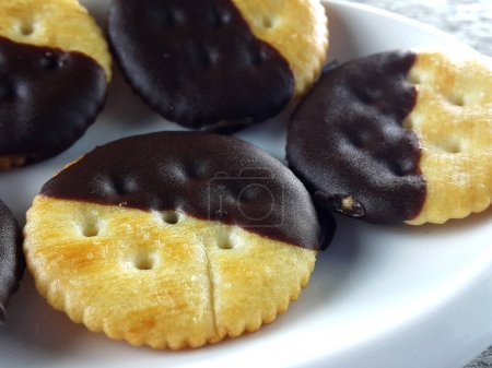Foto de Chocolate mojado shortbread en plato blanco - Imagen libre de derechos
