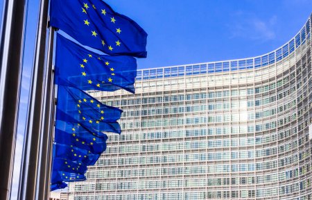 Fila de banderas de la UE frente al edificio de la Comisión de la Unión Europea en Bruselas
