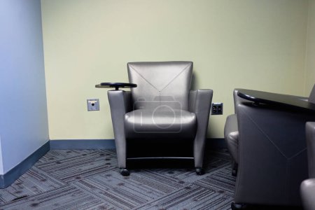 Téléchargez les photos : Chaise de bureau gris tapis chaise murale en cuir gris - en image libre de droit