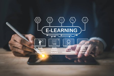 Online-Bildung. E-Learning-Konzept, Busunessman mit Tablet und Smartphone und Webinar online, Bildung lernen im Internet. Innovation lernen mit Online-Kurs.