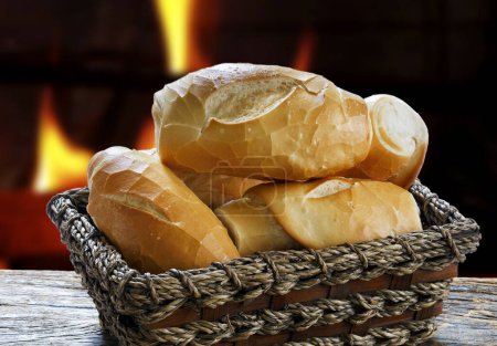 Téléchargez les photos : Basket of French bread, traditional Brazilian bread - en image libre de droit