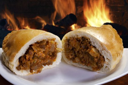 pastry stuffed with meat, empanada