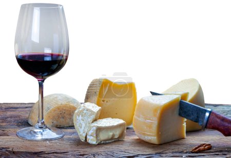 Foto de Mesa con una copa de vino tinto y varios quesos - Imagen libre de derechos