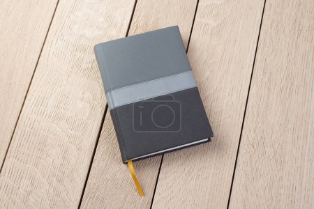 Foto de Cuaderno gris chelude sobre madera - Imagen libre de derechos