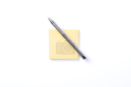 Foto de Notas adhesivas con bolígrafo en whitebackground listo para la separación - Imagen libre de derechos