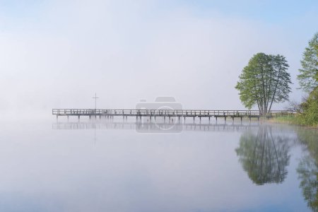 Foto de Muelle de lago brumoso en las vacaciones de verano temprano en la mañana - Imagen libre de derechos