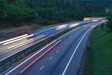Foto de Tráfico de alta velocidad en carretera, autopista, carretera concurrida, desplazamientos de seguridad - Imagen libre de derechos