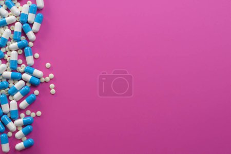 Foto de Pastillas en la esquina sobre fondo rosa sitio web de espacio de texto socialmedia - Imagen libre de derechos