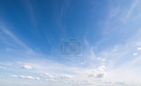 Téléchargez les photos : Beau ciel bleu sur une chaude journée d'été pour le fond - en image libre de droit