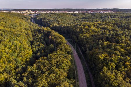 Téléchargez les photos : Gdynia, Pologne - 22 août 2019 : Vue panoramique de l'espace de copyspace ferroviaire de banlieue - en image libre de droit