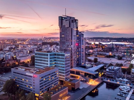 10.09.2019 Gdynia, Polonia Drone Aerial View Downtown espacio de texto copyspace