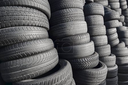 Foto de Montón de neumáticos de caucho para automóviles, neumáticos de automóviles reciclado de segundo plano copyspace - Imagen libre de derechos