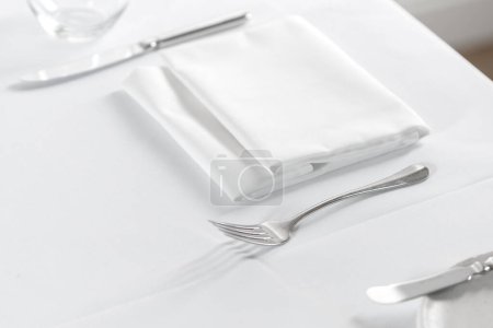 Téléchargez les photos : Nappe de vaisselle alimentaire avec fond de travail, couteau et serviette - en image libre de droit