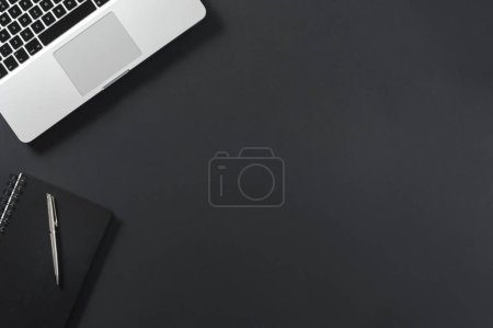 Foto de Laptop sobre fondo negro copyspace textspace socialmedia - Imagen libre de derechos