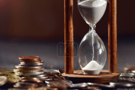 Foto de Reloj de arena como concepto de paso de tiempo para las inversiones de finanzas copyspace espacio de texto - Imagen libre de derechos