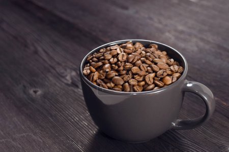 Foto de Granos de café en taza de café en el espacio de copia de fondo - Imagen libre de derechos