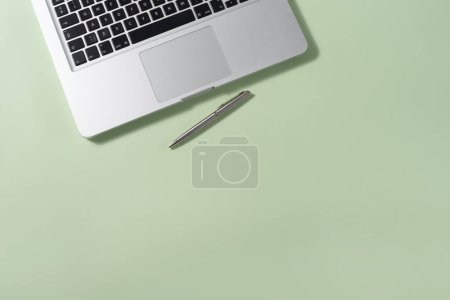Foto de Escritorio de oficina con portátil blanco, portátil, pluma en la mesa. Espacio de trabajo. Vista superior de la tabla con espacio libre para el texto. Editar ahora - Imagen libre de derechos