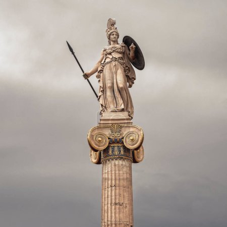 Athena Göttin Marmorstatue mit Speer und Schild isoliert auf grauem Himmel Hintergrund