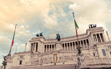 Rome Italie, monument du roi Vittorio Emanuele façade impressionnante sous le ciel nuageux, image filtrée