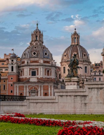 Goldene Stunde in Rom Italien, Blick auf Santa Maria di Loreto und die Kuppeln des Palazzo Valentini vom Platz in Venedig