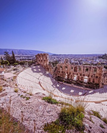 Athènes Grèce, théâtre ouvert antique héroïque sous acropole et vue panoramique sur la ville