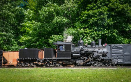 Téléchargez les photos : Cass, Virginie-Occidentale, 18 juin 2022 - Vue d'une ancienne machine à vapeur Shay qui chauffe de la vapeur lors d'une journée ensoleillée - en image libre de droit