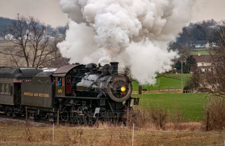 Foto de Ronks, Pennsylvania, December 27, 2022 - A View of a Classic Steam Passenger Train Approaching, Traveling Thru the Countryside, on a Winter Day - Imagen libre de derechos