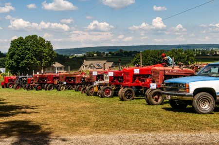 Foto de Kinzers, Pennsylvania, August 18, 2022 - View of Steam and Tractor Event with Antique Tractors of all Types on a Sunny Summer Day - Imagen libre de derechos