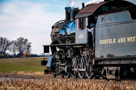 Foto de Ronks, Pennsylvania, December 28, 2022 - A Rear Close Up View of a Classic Steam Locomotive Traveling Thru the Countryside - Imagen libre de derechos