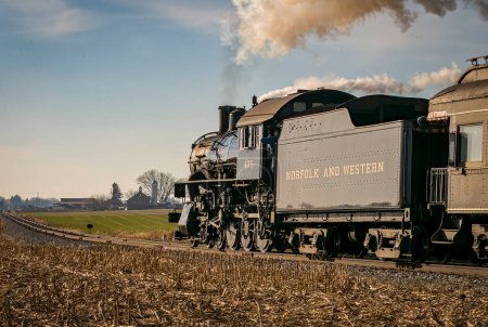 Foto de Ronks, Pennsylvania, 30 de diciembre de 2022 - Una vista trasera de cerca de una locomotora de vapor clásica que viaja a través del campo - Imagen libre de derechos
