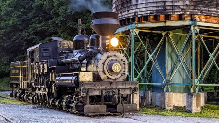 Téléchargez les photos : Cass, Virginie-Occidentale, 18 juin 2022 - Vue d'une ancienne machine à vapeur Shay chauffée par un vieux château d'eau soufflant de la fumée - en image libre de droit