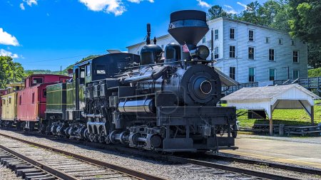 Téléchargez les photos : Vue d'une locomotive à vapeur Shay qui se réchauffe pour tirer un groupe de fourgons lors d'une journée d'été ensoleillée - en image libre de droit