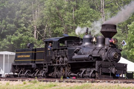 Téléchargez les photos : Cass, Virginie-Occidentale, 6 juin 2022 - Vue d'une locomotive à vapeur antique Shay qui se déplace lentement en soufflant de la fumée et de la vapeur par une journée ensoleillée - en image libre de droit