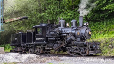 Téléchargez les photos : Cass, Virginie-Occidentale, 18 juin 2022 - Vue de côté d'une locomotive à vapeur antique Climax qui se réchauffe pendant un jour - en image libre de droit