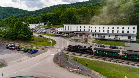 Téléchargez les photos : Cass (Virginie-Occidentale), le 6 juin 2022 - Vue aérienne d'une locomotive Shay se préparant à pousser des voitures de tourisme lors d'une visite panoramique des montagnes de Virginie-Occidentale un jour d "été - en image libre de droit