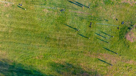 Foto de Una vista aérea de Amish jugando voleibol, durante una boda en un día soleado - Imagen libre de derechos